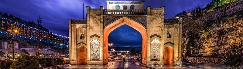 Das Qurán-Tor in Shiraz, das einzige erhaltene alte Tor der Stadt.